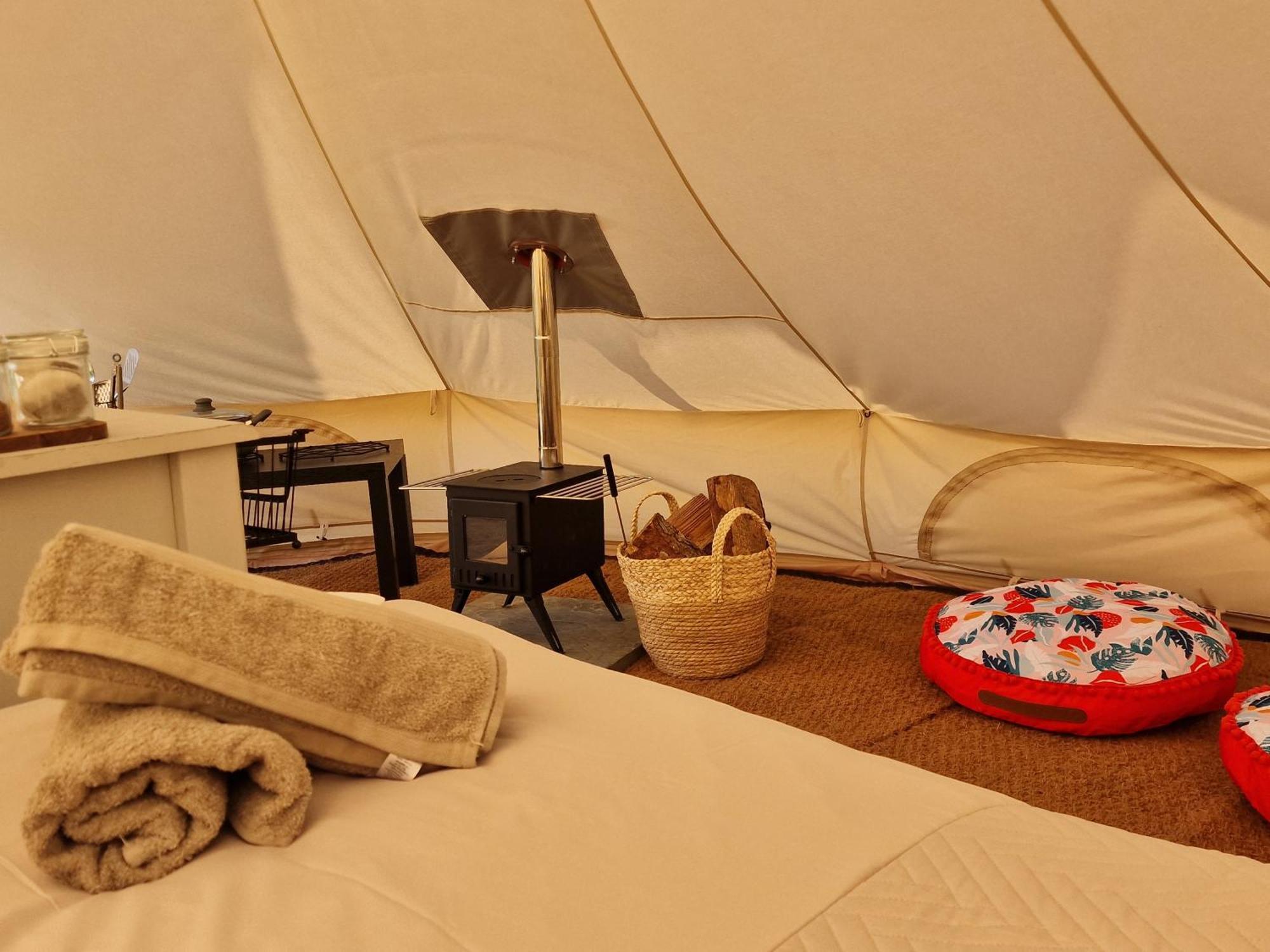 Beautiful 1-Bed Bell Tent In Holyhead Exteriör bild